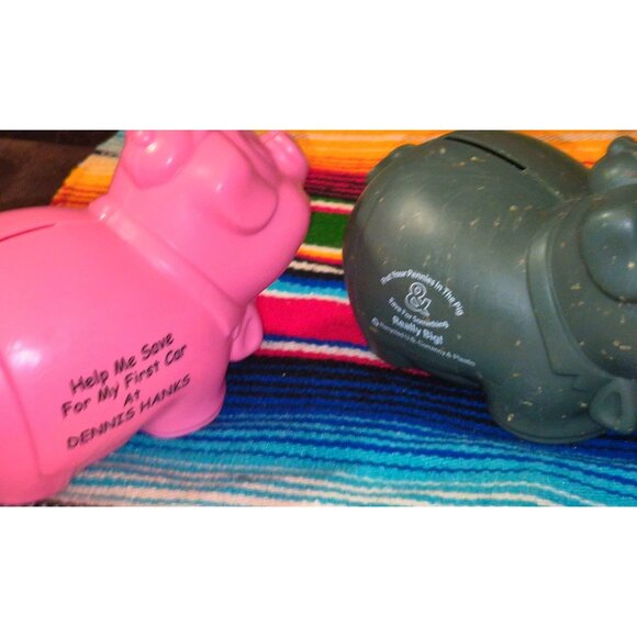 Set Of 3 Plastic Piggy Banks Pink & Green Ararat Shrine Hospital Fundraiser Coll - Picture 4 of 8